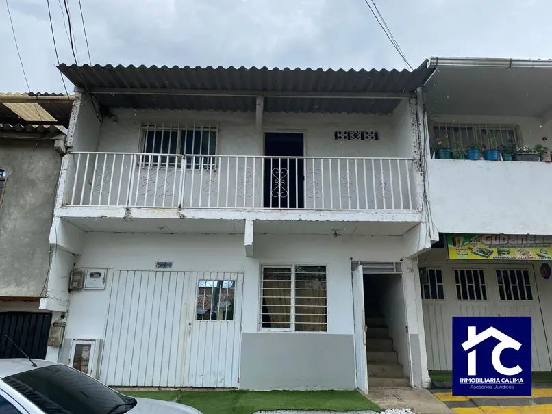 Casa de 2 pisos con entradas independientes